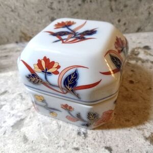 Vista Alegre porcelain trinket box